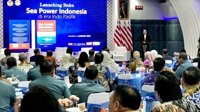 Menteri Koordinator Bidang Kemaritiman dan Investasi Luhut Binsar Pandjaitan memberikan sambutan saat acara peluncuran buku karya Laksamana TNI Purn. Marsetio berjudul 