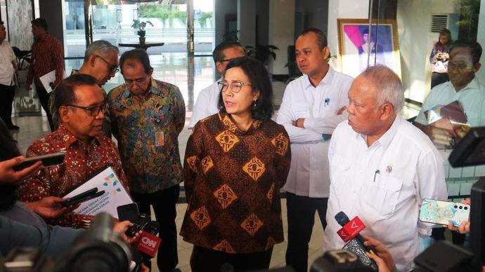 Mensesneg Pratikno bersama Menteri Keuangan Sri Mulyani dan Menteri PUPR Basuki Hadimuljono memberikan keterangan kepada wartawan di Kementerian Sekretariat Negara, Jakarta, Selasa (6/8/2024).  <b>(ANTARA/Rangga Pandu Asmara Jingga)</b>