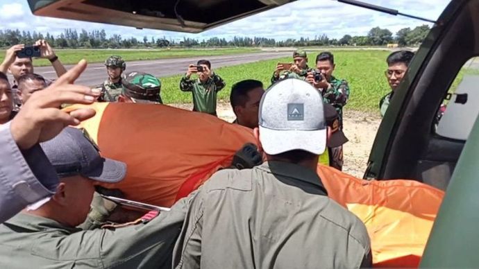 Jenazah pilot Glen Malcolm Conning tiba di Bandara Udara Lanud Yohanis Kapiyau Timika, Papua Tengah, Selasa (6/8/2024).