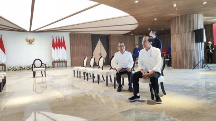 Presiden Joko Widodo dan Mensesneg Pratikno di dalam Istana Garuda, IKN, Kalimantan Timur, pada 29 Juli 2024.  <b>(ANTARA/Mentari Dwi Gayati/am.)</b>