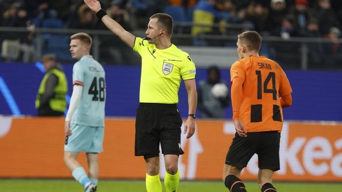 Wasit Bartosz Frankowski asal Polandia.