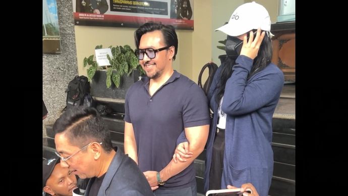 Musisi David Bayu dan putrinya, AD, usai pemeriksaan Polda Metro Jaya. 