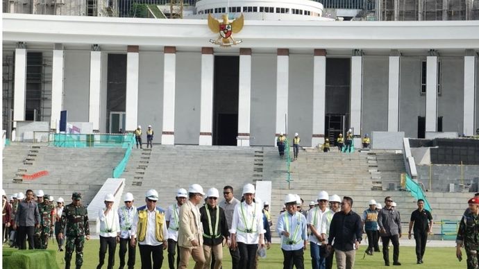 Presiden Joko Widodo dan rombongan meninjau area Istana Presiden di IKN, Rabu (5/6/2024).