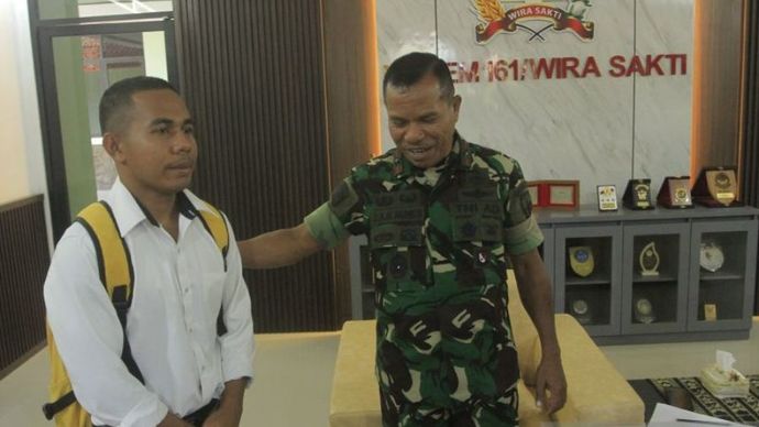 Komandan Korem 161/Wirasakti Kupang Brigadir Jenderal (Brigjen) TNI Joao Xavier Barreto Nunes (kanan) saat bertemu Joni di Makorem 161/Wirasakti Kupang, Rabu.