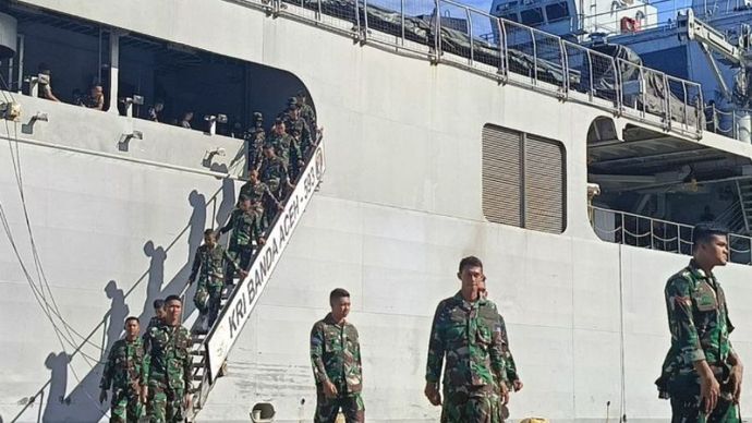 Ratusan prajurit TNI dan Polri untuk upacara HUT Ke-79 RI di IKN yang diangkut menggunakan KRI Banda Aceh-593 tiba di Pelabuhan Semayang, Balikpapan, Kalimantan Timur, Kamis (8/8/2024).