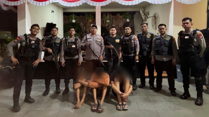 Polisi menangkap pelaku tawuran. 