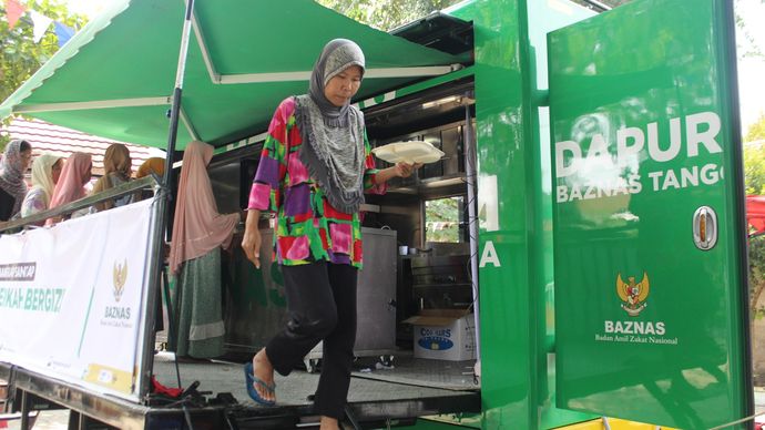 BAZNAS distribusikan 1400 paket makanan Sajian Berkah Bergizi untuk para penyandang disabilitas mental dan masyarakat dhuafa di Tambun Selatan, Kabupaten Bekasi. 