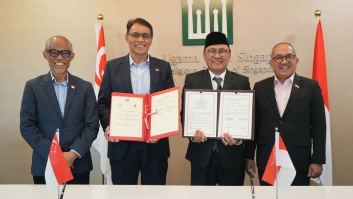 Kepala BPJPH Kementerian Agama Muhammad Aqil Irham dan Chief Executive Majelis Ugama Islam Singapore (MUIS) Kadir Maideen saat penandatanganan MoU jaminan produk halal.