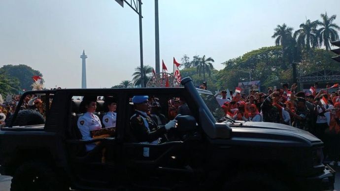 Formasi Kirab Bendera Berganti di Kawasan Patung Kuda Jakarta