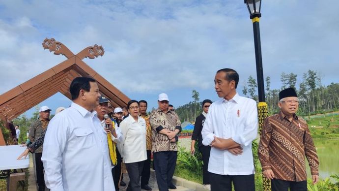 Menteri Pertahanan yang juga Presiden Terpilih Prabowo Subianto mendampingi Presiden Joko Widodo saat meninjau embung di Ibu Kota Nusantara, Kalimantan Timur, Senin (12/8/2024). 