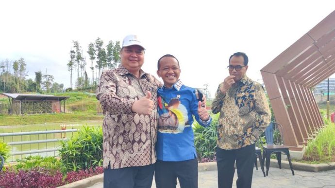 Menteri Koordinator Bidang Perekonomian Airlangga Hartarto (kiri) dan Menteri Investasi/Kepala BKPM Bahlil Lahadalia (tengah) berfoto bersama di Ibu Kota Nusantara (IKN), Senin (12/8/2024).  