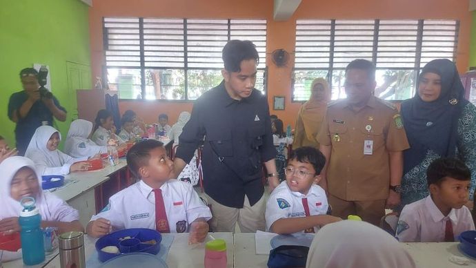 Wakil Presiden terpilih Gibran Rakabuming Raka melakukan pemantauan makan bergizi gratis di SDN 4 Kota Tangerang, Senin (5/8/2024)