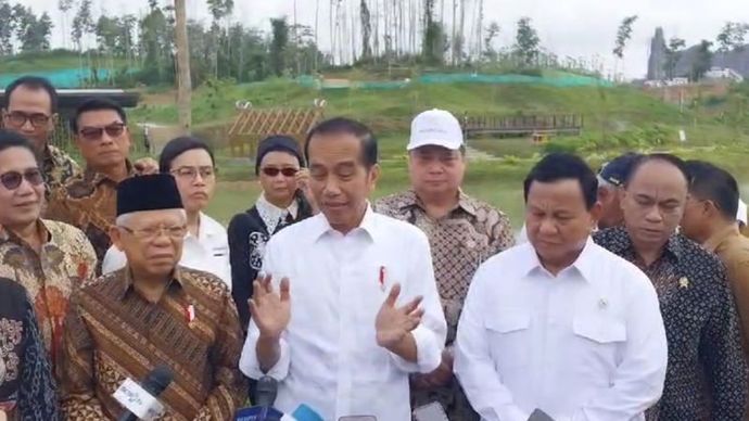 Presiden Joko Widodo (Jokowi), Wapres KH Ma;ruf Amin, Presiden Terpilih Prabowo Subianto, dan sejumlah Menteri Kabinet Indonesia Maju di Ibukota Nusantara (IKN), Penajam Passer Utara, Balikpapan, Kalimantan Timur, Senin (12/8/2024).  <b>(ANTARA/Andi Firdaus)</b>