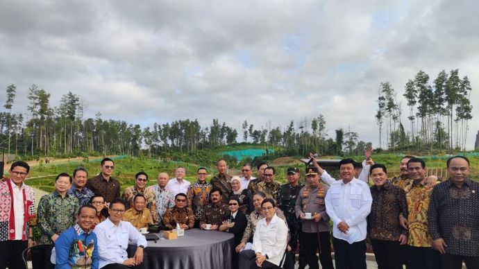 Para menteri Kabinet Indonesia Maju berfoto bersama di area embung Ibu Kota Nusantara (IKN), Kalimantan Timur, Senin (12/8/2024).  <b>(ANTARA/Mentari Dwi Gayati)</b>