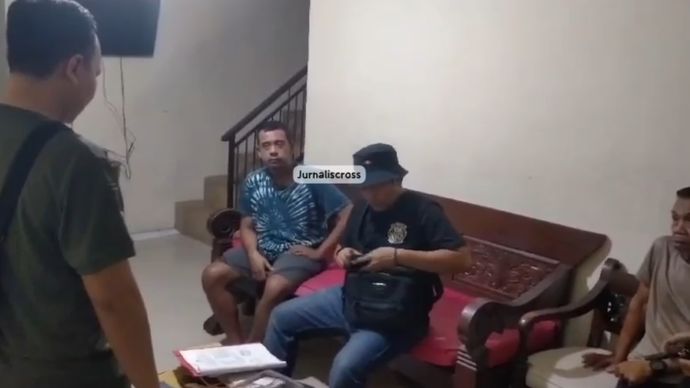 AP saat diamankan polisi di kediamannya. (Tangkapan layar) 