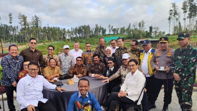 Para menteri Kabinet Indonesia Maju berfoto bersama di salah satu area embung di Ibu Kota Nusantara, Kalimantan Timur, Senin (12/8/2024).  <b>(ANTARA/Mentari Dwi Gayati)</b>