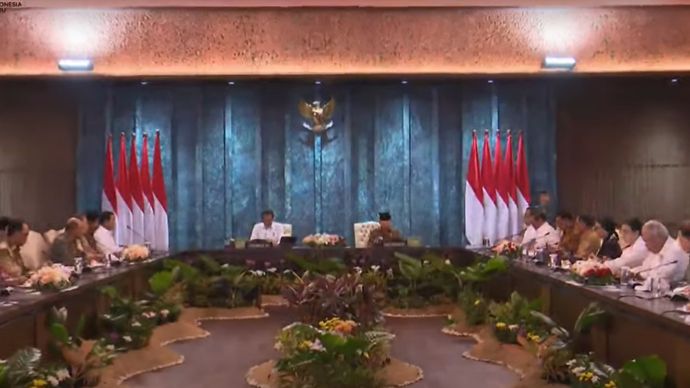 Presiden Jokowi dan Wapres KH Ma'ruf Amin memimpin Sidang Kabinet perdana di Istana Garuda, Ibu Kota Nusantara (IKN), Kalimantan Timur, Senin, 12 Agustus 2024.  <b>(Foto: Youtube Sekretariat Presiden)</b>