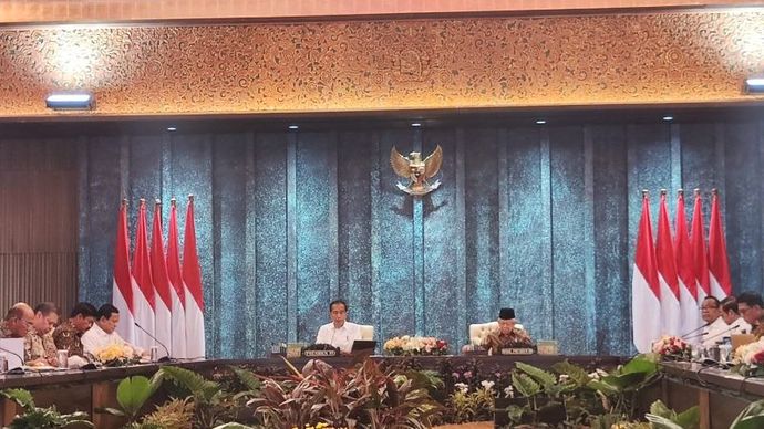 Presiden Joko Widodo memimpin sidang kabinet paripurna perdana bersama para menteri Kabinet Indonesia Maju di Istana Garuda, Ibu Kota Nusantara, Kalimantan Timur, Senin (12/8/2024).   <b>(ANTARA/Mentari Dwi Gayati)</b>