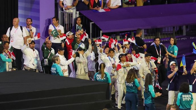 Kontingen Indonesia pada penutupan Olimpiade Paris 2024