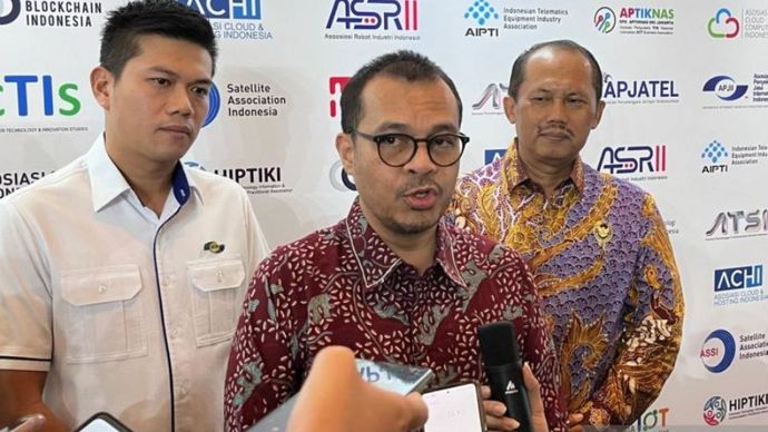 Wakil Menteri Komunikasi dan Informatika Nezar Patria (tengah) dalam jumpa pers usai acara pembukaan The 6th Indonesia Internet Expo &amp; Summit (IIXS) di JI-Expo Kemayoran, Jakarta, Senin (12/8/2024).