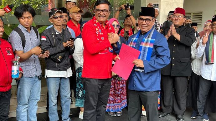 Ketua DPP PDI Perjuangan Djarot Syaiful Hidayat (kiri) bersama Perwakilan Poros Jakarta Biem Triani Benjamin (kanan) di Kantor DPP PDIP, Jakarta, Selasa (13/8/2024).