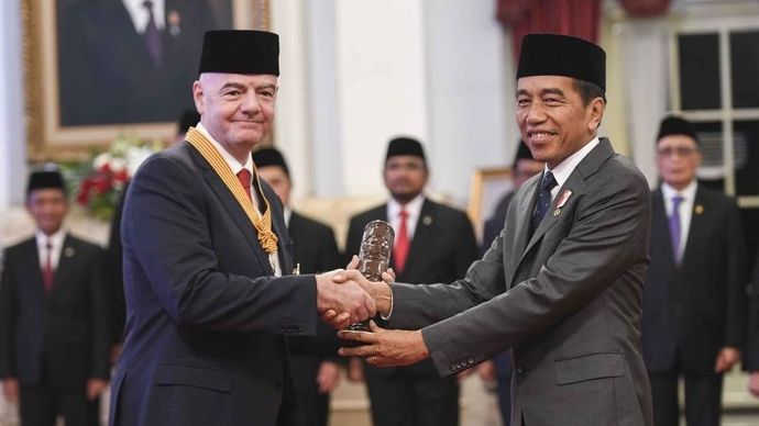 Presiden Jokowi saat memberikan penghargaan ke Presiden FIFA Gianni Infantino. (Antara) 