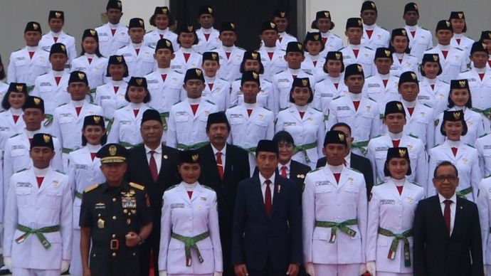 Presiden Joko Widodo berfoto bersama Pasukan Pengibar Bendera Pusaka (Paskibraka) Tingkat Pusat Tahun 2024 di Istana Negara, Ibu Kota Nusantara (IKN), Kalimantan Timur, Selasa (13/8/2024). <b>(Dok.Antara)</b>