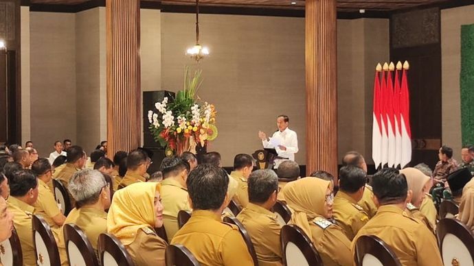 Presiden Joko Widodo memberikan arahan kepada ratusan kepala daerah di Istana Negara IKN, Kalimantan Timur, Selasa (13/8/2024).