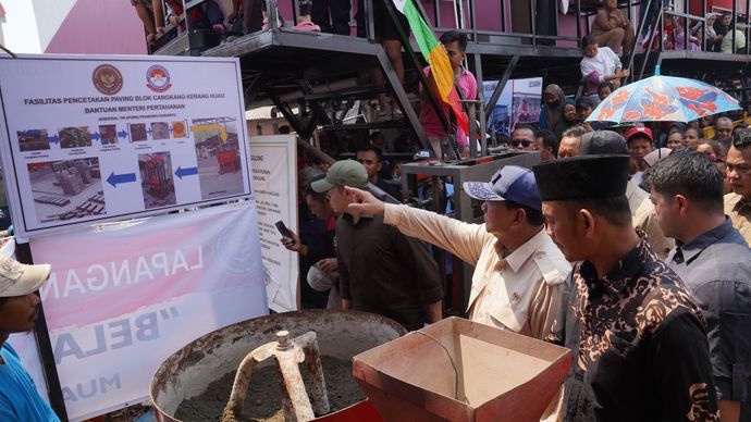 Prabowo Subianto mengecek para warga yang tinggal di rumah apung Muara Angke, Jakarta Utara. <b>(Dok.Istimewa)</b>