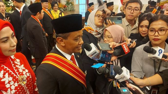 Menteri Investasi/Kepala Badan Koordinasi Penanaman Modal (BKPM) Bahlil Lahadalia memberi keterangan usai acara Penganugerahan Tanda Jasa dan Tanda Kehormatan di Istana Negara Jakarta, Rabu (14/8/2024)