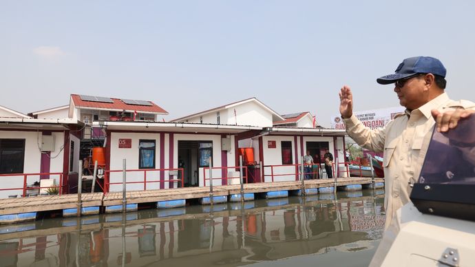 Prabowo Subianto mengecek para warga yang tinggal di rumah apung Muara Angke, Jakarta Utara.