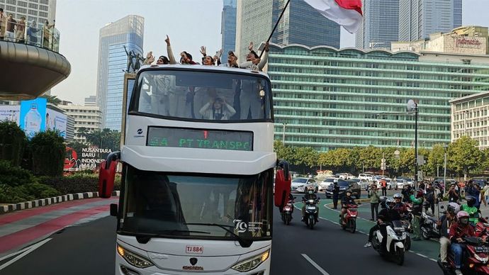 Suasana pawai juara yang diikuti rombongan yang berisi dua atlet peraih medali emas Veddriq Leonardo (atlet panjat tebing) dan Rizki Juniansyah (atlet angkat besi), atlet peraih medali perunggu Gregoria Mariska Tunjung (bulu tangkis tunggal putri), dan beberapa atlet lainnya yang berjuang di Olimpiade Paris 2024.