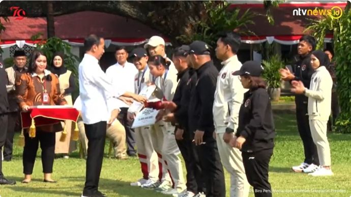 Presiden Jokowi menyerahkan bonus kepada para atlet olimpiade Paris di Istana Negara, Kamis, 15 Agustus 2024 <b>(Foto: Youtube Sekretariat Presiden)</b>