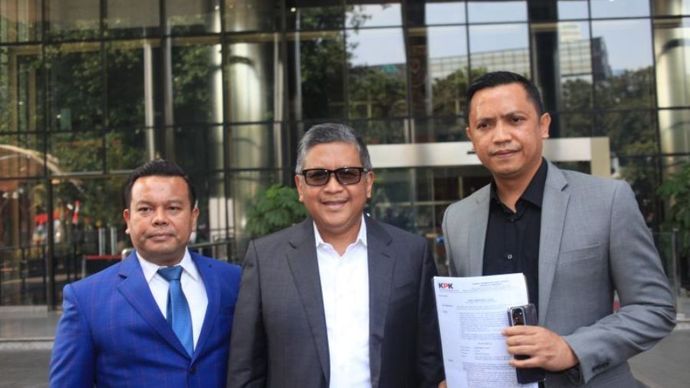 Sekretaris Jenderal DPP Partai Demokrasi Indonesia Perjuangan (PDIP) Hasto Kristiyanto (tengah) batal diperiksa sebagai saksi penyidikan perkara dugaan korupsi Direktorat Jenderal Perkeretaapian Kementerian Perhubungan (DJKA Kemenhub), Kamis (15/8/2024).