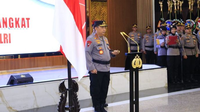 apolri Jenderal Polisi Listyo Sigit Prabowo memimpin Korps Raport atau upacara kenaikan pangkat 16 perwira tinggi (Pati) Polri di Gedung Rupattama Mabes Polri, Jakarta, pada Kamis (15/8/2024).