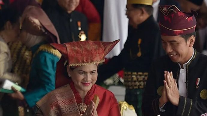 Jokowi Baju Adat Tanah Bumbu dari Kalsel <b>(Antara)</b>