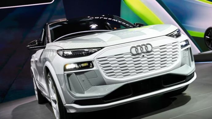 Audi Q6 e-tron dipamerkan dalam sebuah acara sehari menjelang pembukaan resmi Munich Auto Show IAA Mobility 2023, di Munich, Jerman, 4 September 2023. (Foto: Angelika Warmuth/Reuters)