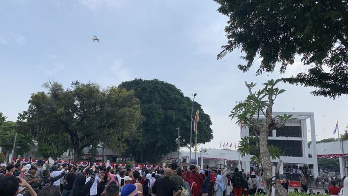 Warga di seberang Istana Merdeka antusias menyambut pelepasan puluhan merpati putih jelang pembacaan teks proklamasi di Jakarta, Sabtu (17/8/2024).