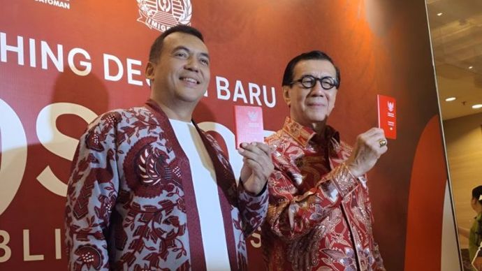 Dirjen Imigrasi Kemenkumham Silmy Karim (kiri) dan Menkumham Yasonna H. Laoly (kanan) menunjukkan desain baru paspor di acara  <b>(Dok.Antara)</b>