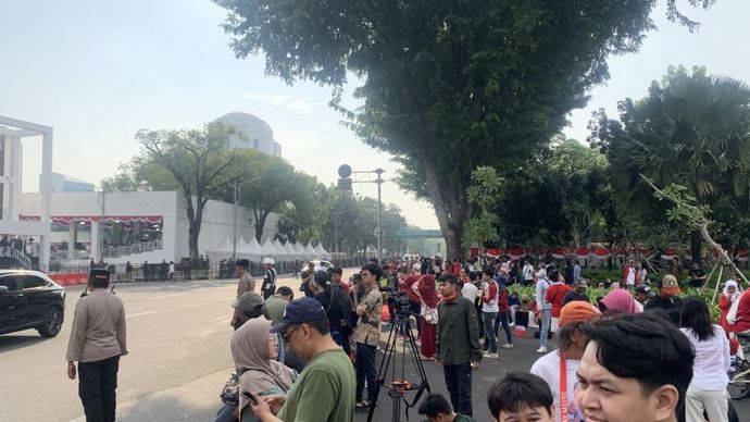 Warga menghadiri peringatan Detik-Detik Proklamasi di seberang Istana Merdeka di kawasan Monas, Jakarta Pusat, Sabtu (17/8/2024).