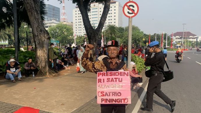 Warga menghadiri peringatan Detik-Detik Proklamasi di seberang Istana Merdeka, kawasan Monas, Jakarta Pusat, Sabtu (17/8/2024). <b>(Dok.Antara)</b>