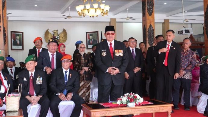 Presiden ke-6 RI Susilo Bambang Yudhoyono (tengah, berdiri) usai mengikuti rangkaian upacara HUT RI di pendopo Kabupaten Pacitan, Sabtu (17/8/2024).