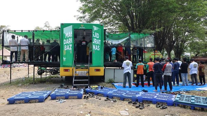 BAZNAS dirikan masjid darurat dan berbagai layanan kemanusiaan lainnya bagi penyintas kebakaran yang terjadi di Manggarai, Jakarta Selatan.