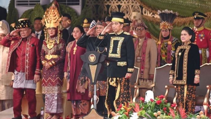 Upacara HUT ke-79 RI di IKN. Presiden Joko Widodo (keempat kanan) didampingi Ibu Iriana Joko Widodo (kanan) dan Menhan Prabowo Subianto (keempat kiri).