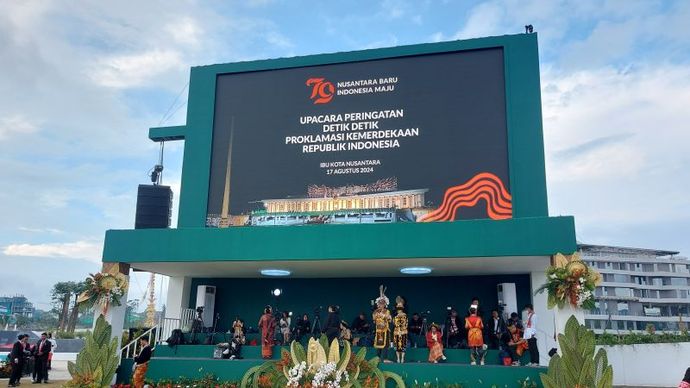 Layar LED berukuran besar di Lapangan Upacara Istana Negara IKN, Kalimantan Timur, yang menjadi fasilitas pemutaran kegiatan agenda peringatan Detik-Detik Proklamasi Kemerdekaan RI secara hybrid di IKN dan Jakarta, Sabtu (17/8/2024). <b>(Dok.Antara)</b>