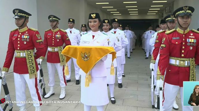 Pembawa Baki Penurunan Bendera Merah Putih di IKN <b>(Tangkapan layar youtube)</b>