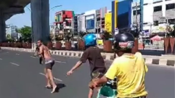 Seorang pria bikin onar di tengah jalan