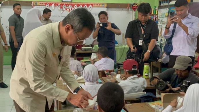 Penjabat Gubernur Heru Budi Hartono uji coba makan bergizi gratis di Sekolah Dasar Negeri (SDN) Cideng 07, Gambir, Jakarta Pusat, Senin (19/8/2024).