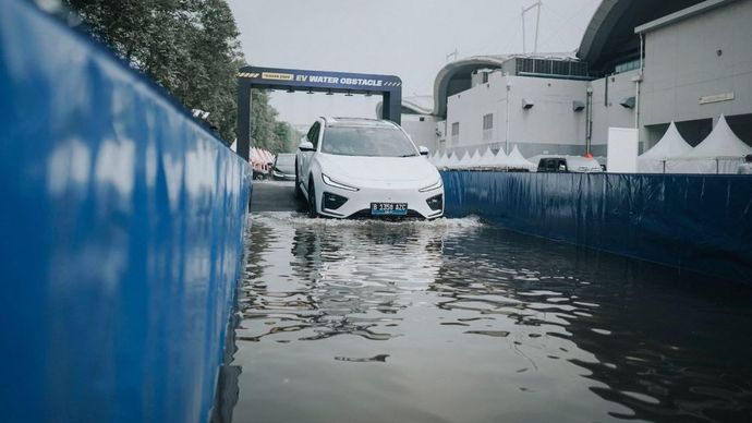 Dengan mengikuti tips aman berkendara diharapkan para pemilik mobil listrik tidak perlu merasa khawatir saat melakukan perjalanan di segala kondisi jalanan maupun cuaca. (Foto: Istimewa)