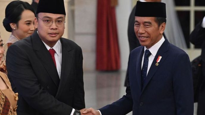 Presiden Joko Widodo (kanan) berjabat tangan dengan Wamen Kominfo Angga Raka Prabowo (kiri) usai pelantikan di Istana Negara, Jakarta, Senin (19/8/2024).  <b>(Dok.Antara)</b>